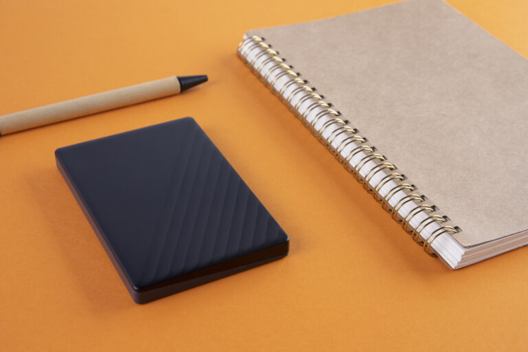 vista-superior-del-dispositivo-de-almacenamiento-y-el-portatil