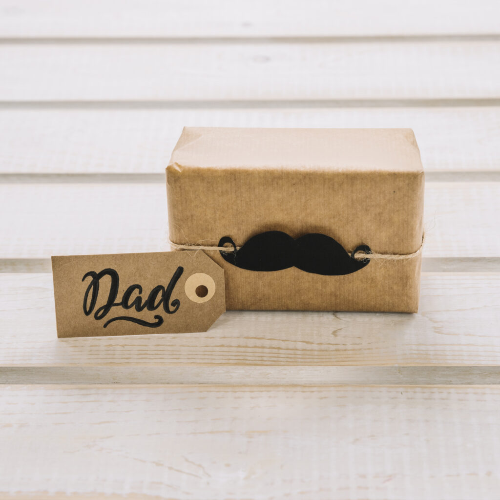 composicion-para-el-dia-del-padre-con-bigote-en-caja