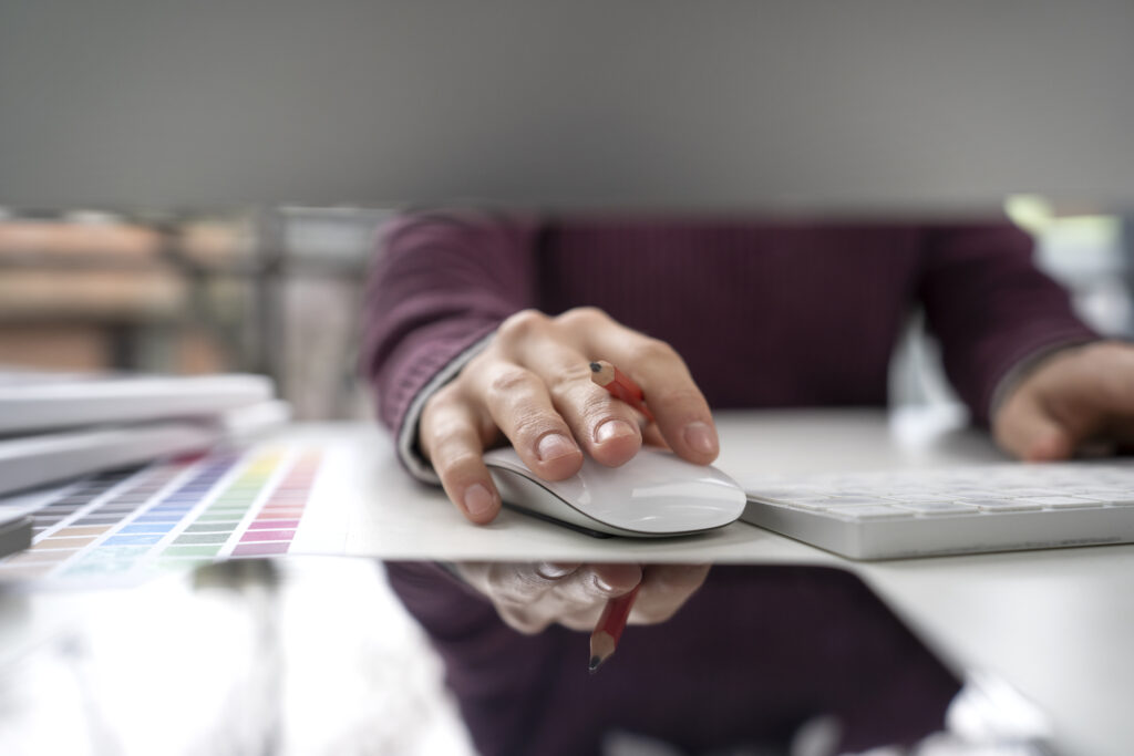 joven-disenadora-trabajando-en-un-proyecto